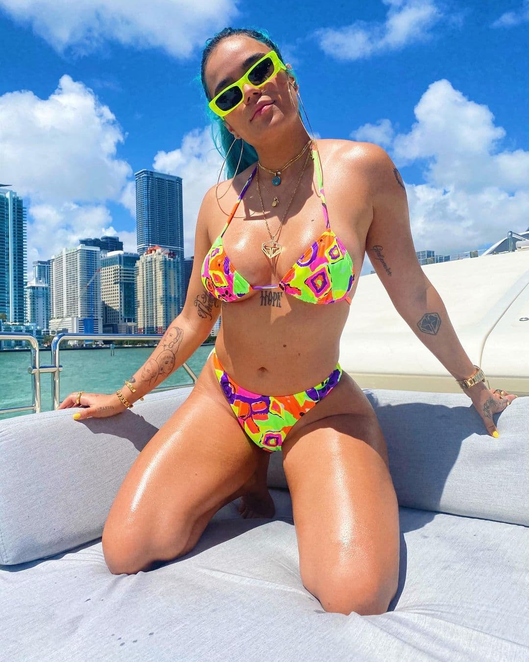 Llegó el 'Makinon' a Miami, luciendo un colorido bikini y unas modernas gafas de sol, Karol G vuelve a sentirse la reina del Océano, ahora en la costa de Florida.
