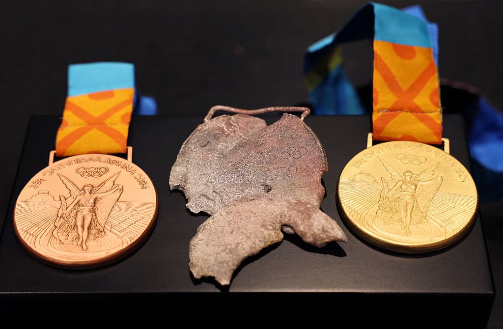 El retirado atleta estadounidense de 50 años llevó a la ceremonia en Suiza la medalla de oro deformada que recuperó en la casa de la que huyó con su perro, Puddles.