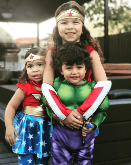 Baby Joshua presumió sus musculos junto a sus maravillosas primas.