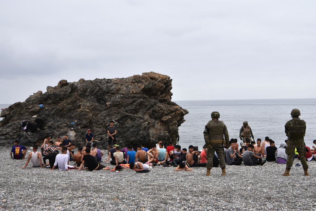 <b>En el lado español, militares detuvieron a decenas de personas en la playa</b>. Alrededor de las 22:30 horas locales del lunes se realizó un despliegue moderado de policías y fuerzas del orden para intentar alejar de la carretera principal a las miles de personas que se congregaban en el lugar, aunque esto no frenó los intentos para atravesar hacia el lado español.