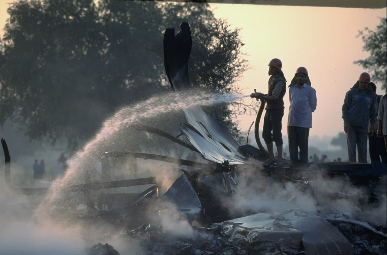 <b>Choque de dos aviones en pleno vuelo sobre India, 1996.</b> Un Boeing 747 de Saudia y un Ilyushin de Kazakhstan Airlines colisionaron a más de 14,000 pies de altura sobre la ciudad de Charkhi Dadri. El Ilyushin había sido autorizado para descender a 15,000 pies pero llegó hasta los 14,500; el 747 venía en pleno ascenso y en dirección contraria. Cuando el controlador de tránsito pudo advertir sobre la proximidad entre los dos aviones ya era demasiado tarde. Los 371 pasajeros del 747 y 37 del Ilyushin murieron. Fue el accidente más letal por una colisión de aviones en el aire. 
<b>En total 349 perdieron la vida en el accidente.</b>