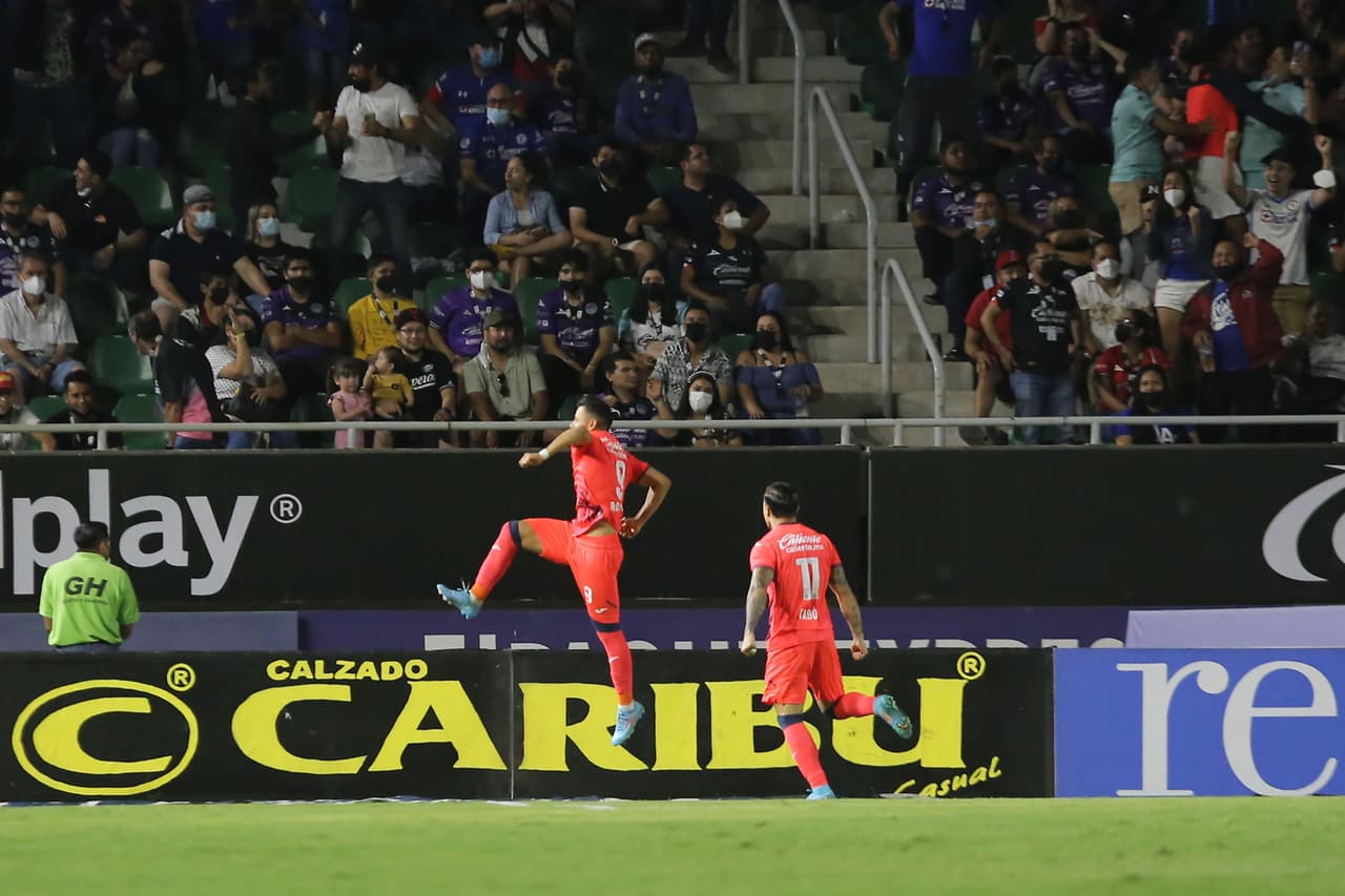La ventaja le duró poco a los locales, ya que en apenas un minuto del segundo tiempo, Ángel Romero aprovechó la pésima salida de Vikonis para empatar el encuentro.