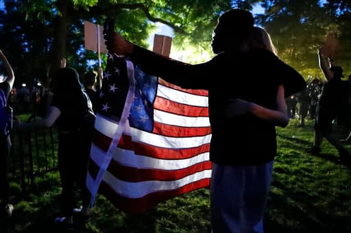 Tres cosas que Trump ha hecho (o dejó de hacer) que agravan la ira por la muerte de George Floyd