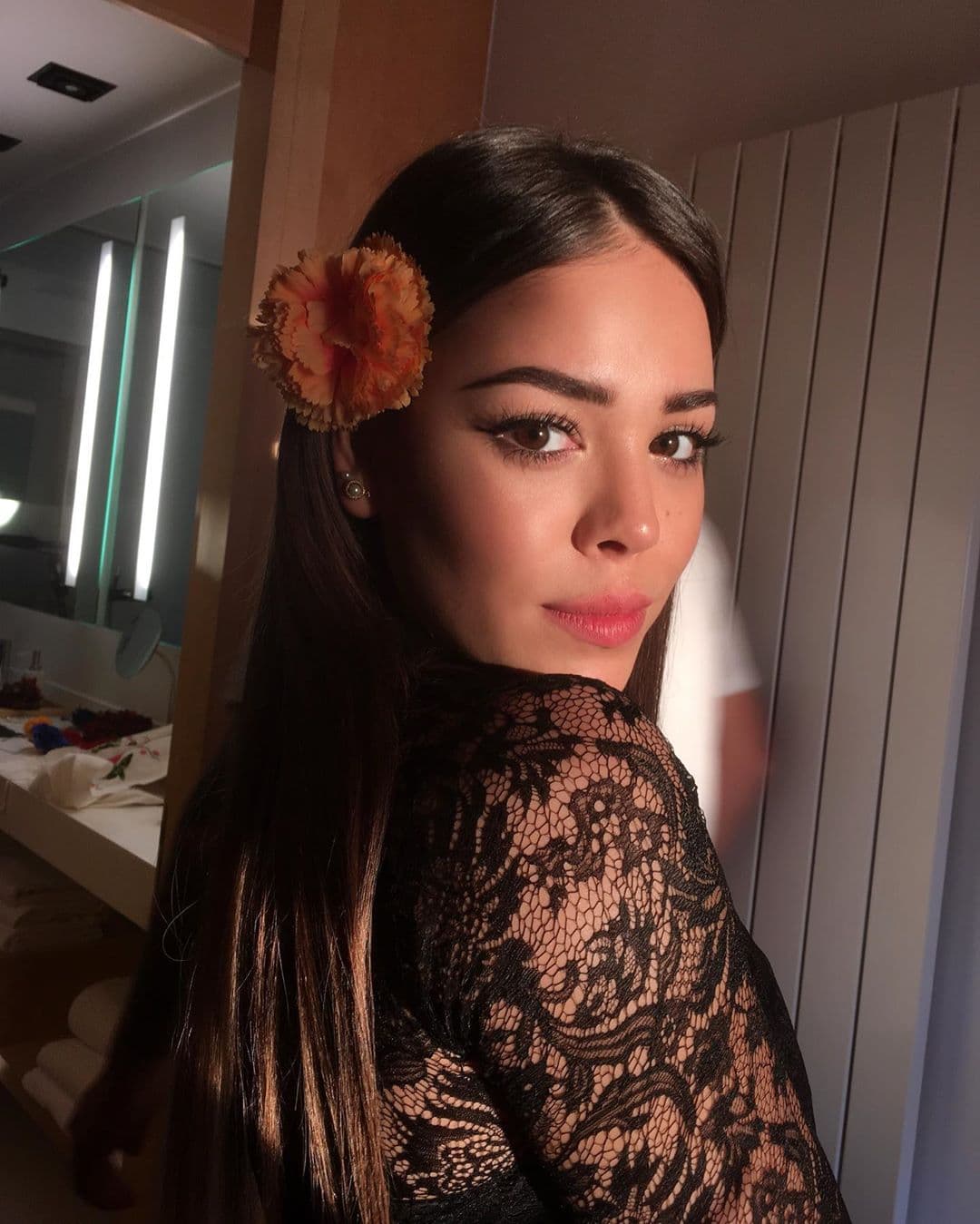 Contó que en esa época y pese a su juventud, se sentía agobiada por la carga de trabajo que tenía, hasta el punto de considerar abandonar su carrera musical para buscar
<b><a href="https://www.univision.com/famosos/danna-paola-cuenta-como-estuvo-a-un-email-de-perderse-la-oferta-para-irse-a-trabajar-a-espana-fotos">nuevos horizontes</a></b>.