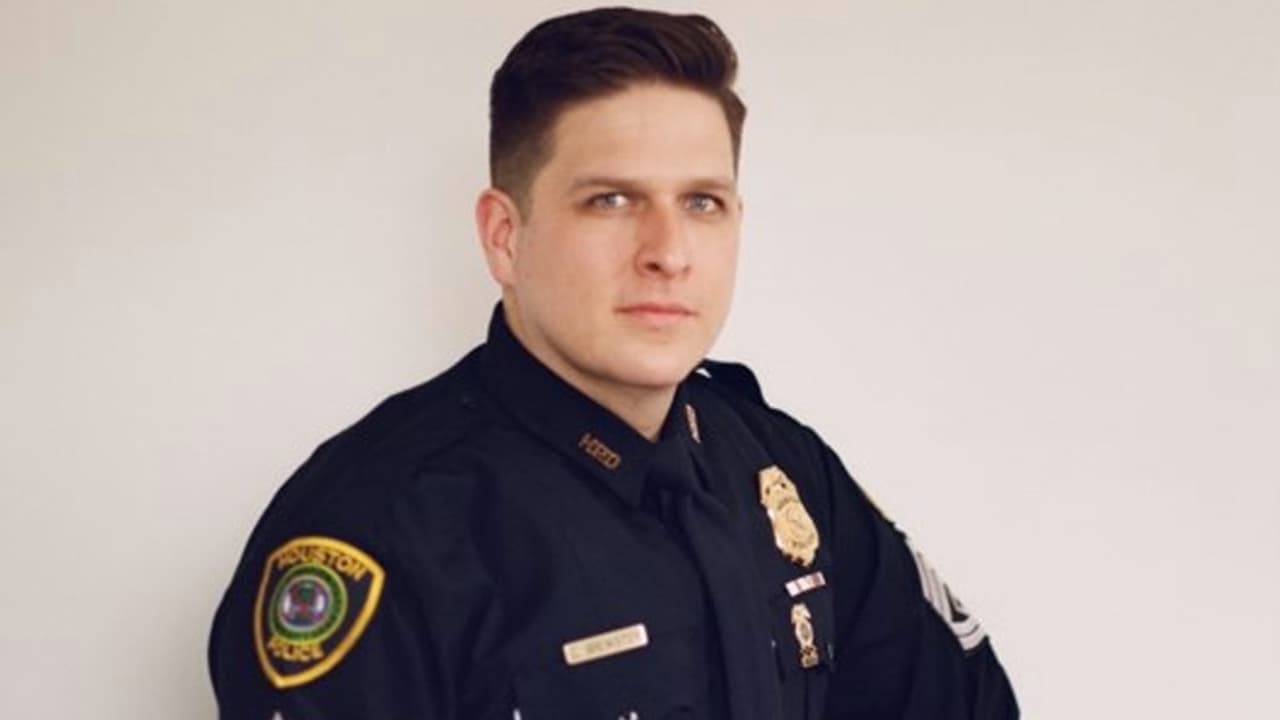 El 7 de diciembre el sargento 
<b><a href="https://www.univision.com/local/houston-kxln/muere-el-oficial-de-policia-que-fue-baleado-por-un-hispano-al-este-de-houston">Christopher Brewster,</a></b> de 32 años y vinculado a la Policía de Houston, fue baleado mientras respondía al reporte de una disputa domestica. El sospechoso de disparar y matar al oficial fue identificado como 
<b><a href="https://www.univision.com/local/houston-kxln/el-no-es-violento-el-no-es-asi-habla-el-padre-de-arturo-solis-el-joven-acusado-de-matar-a-un-sargento-en-houston">Arturo Solís. </a></b>El sujeto está preso y enfrenta cargos de asesinato con posibilidad de pena capital.