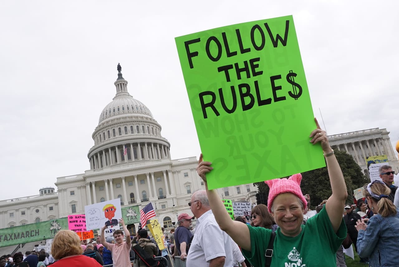 "Ahora sí que puede mostrar sus impuestos, porque los actuales no están bajo auditoría", expresó Demerlis, que llevaba un cartel que decía "Sigan el (origen del) dinero".