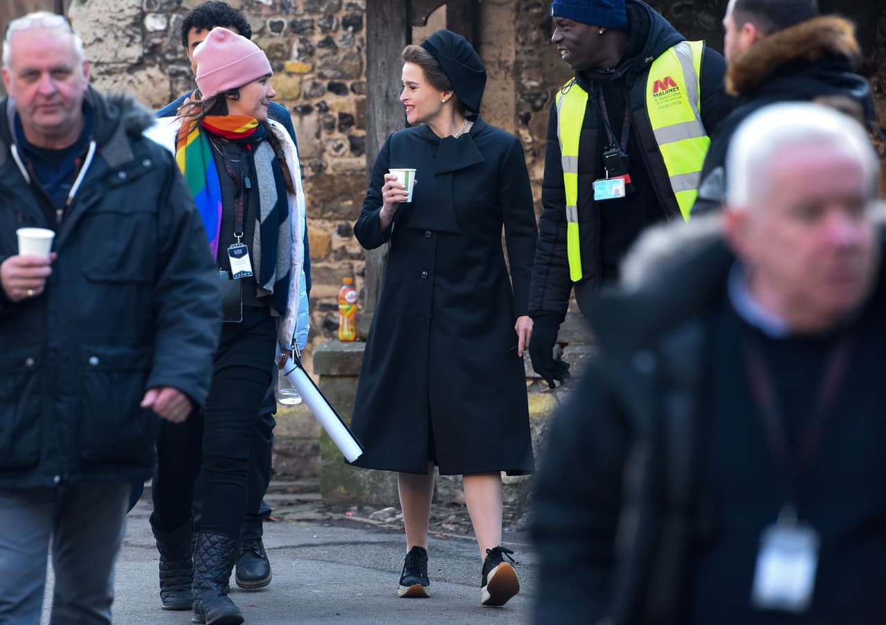 El drama de Netflix estrenó a finales de 2019 su tercera temporada y en el elenco también aparece
<b><a href="https://www.univision.com/famosos/actriz-confiesa-que-borracha-le-pidio-al-principe-william-que-fuera-el-padrino-de-su-hija-y-asi-reacciono-el-fotos" target="_blank">la actriz Helena Bonham Carter</a></b>, quien da vida a la princesa Margarita, hermana de la reina Isabel. En la foto aparece durante las grabaciones.
<br>