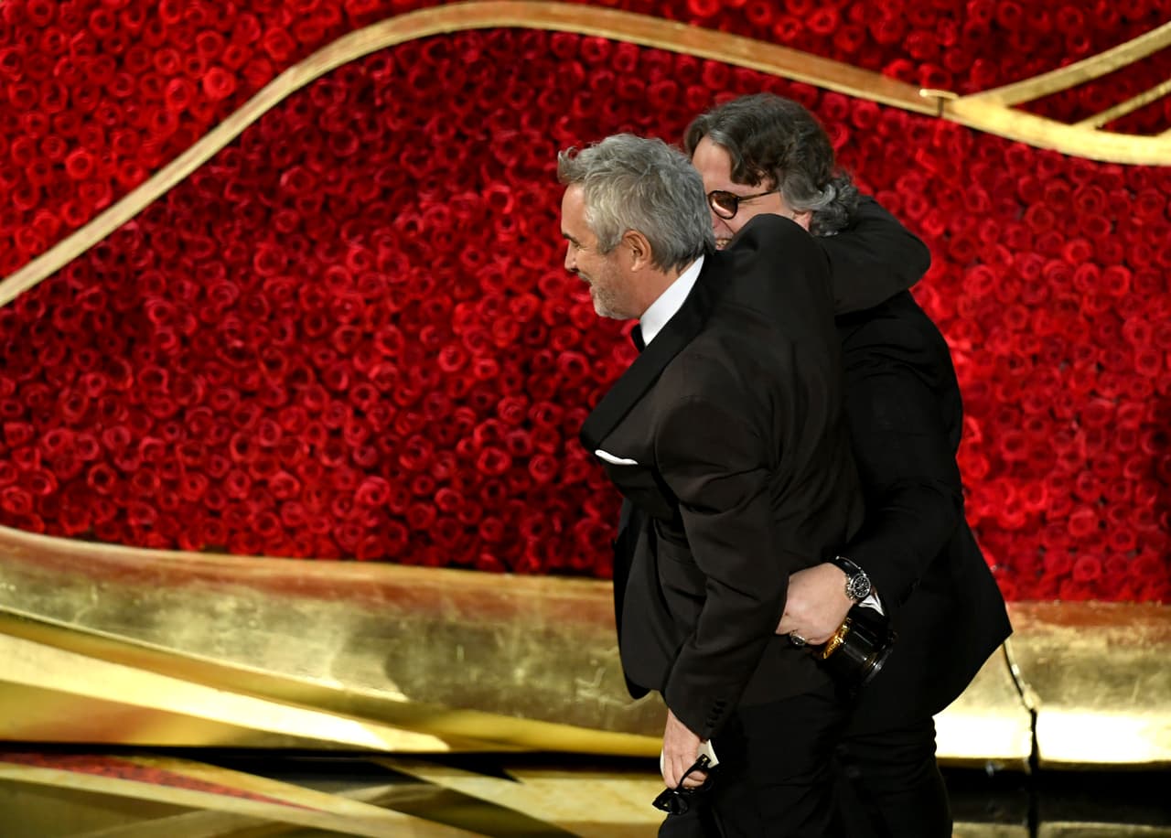 Con los brazos en los hombros del otro, Alfonso Cuarón y Guillermo del Toro abandonaron el escenario de los Oscar 2019.