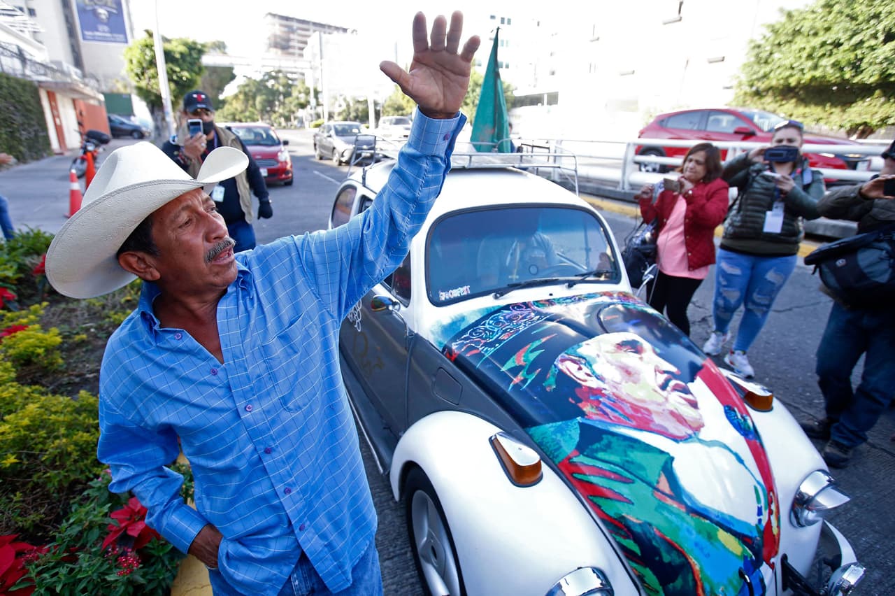 Apenas se enteraron de la noticia el domingo en la mañana, los seguidores de 'Chente' se acercaron al hospital de Guadalajara donde falleció. 
<br>
<br>Vicente Fernández Gómez nació el 17 de febrero de 1940 en el pueblo de Huentitán El Alto, a las afueras de Guadalajara.