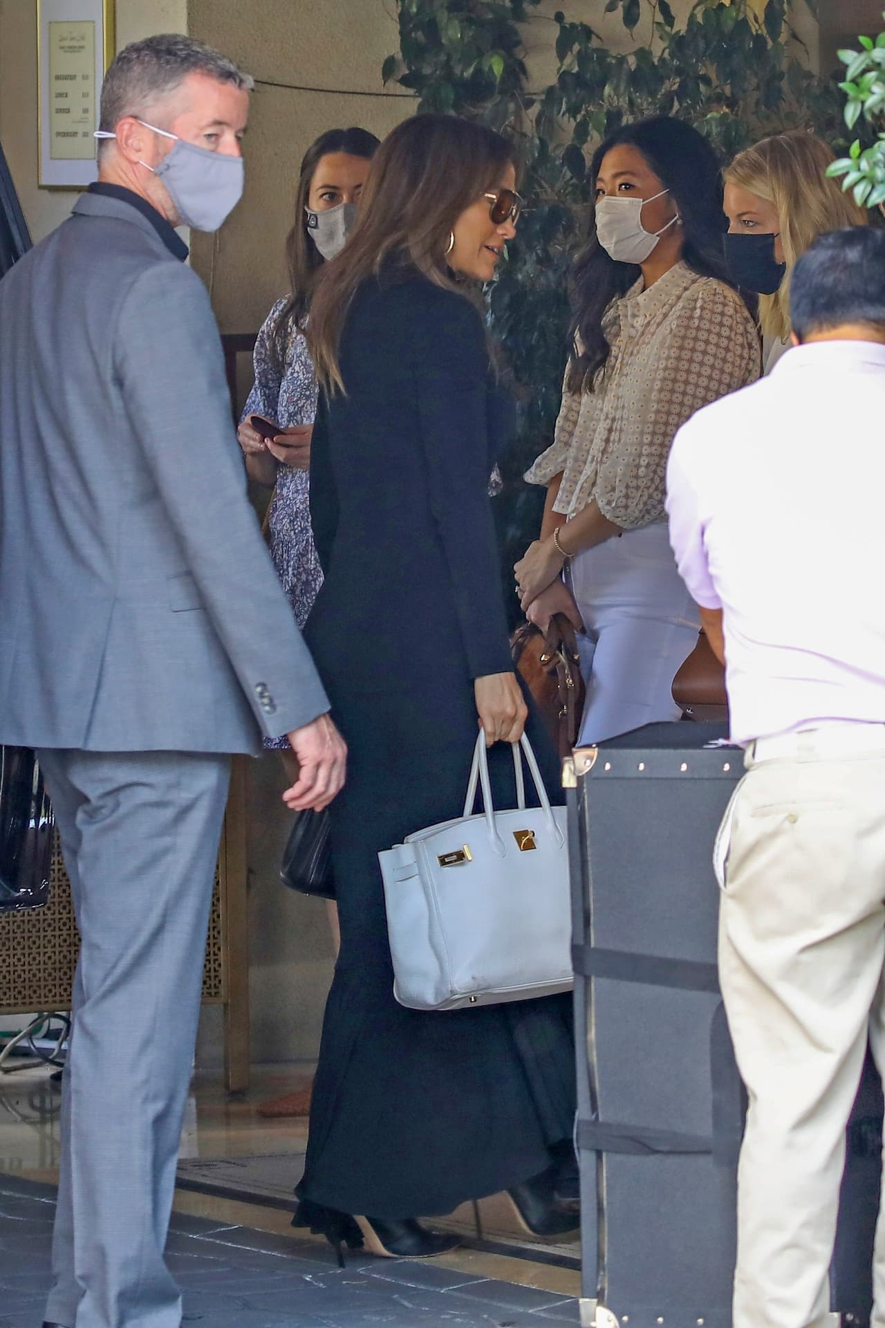 También traía otro grande Hermès Birkin blanco que le entregó a uno de los miembros de su equipo de seguridad. 
<br>