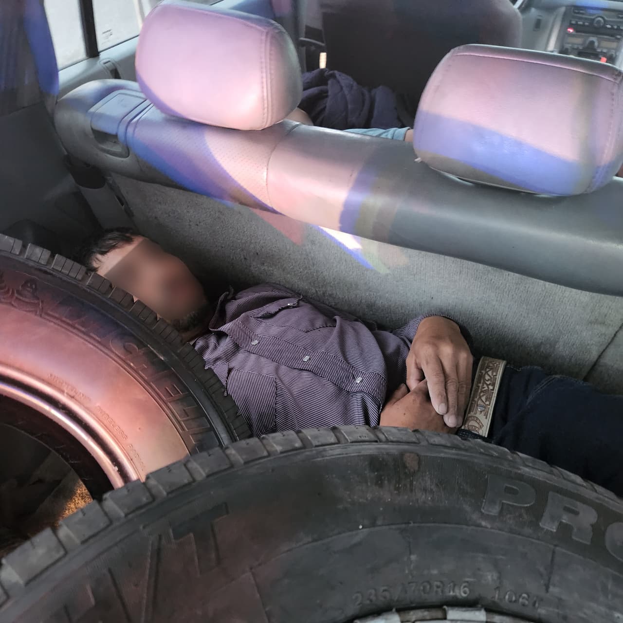 Debajo de llantas, los migrantes se escondían para evitar ser detectados. Todos fueron detenidos y procesados por la Patrulla Fronteriza.