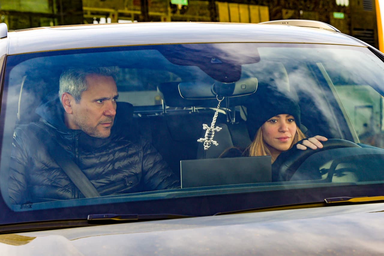 Para cumplir con sus obligaciones de madre, optó por un look casual compuesto por un suéter negro y gorro de lana a juego.