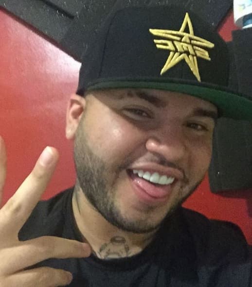 Pero en su adolescencia se fue formando como un potencial criminal, vendiendo drogas y robando motocicletas “para sobrevivir”, admitió.