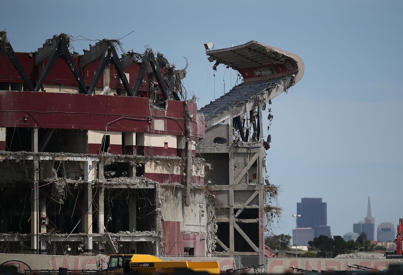 La demolición de la excasa de los Gigantes y los 49ers llegó a su fase final.