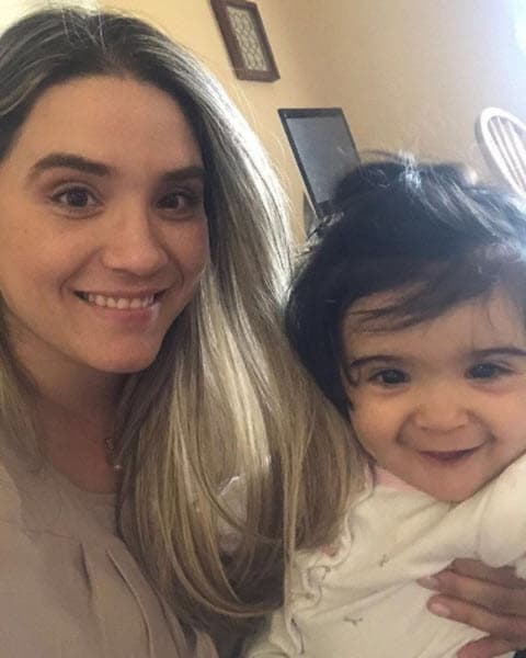 <a href="http://www.univision.com/novelas/vino-el-amor/juan-vidal-se-convirtio-en-papa-de-la-pequena-natalia">La bebita se llama Natalia y su llegada cambió la vida de ambos</a>.