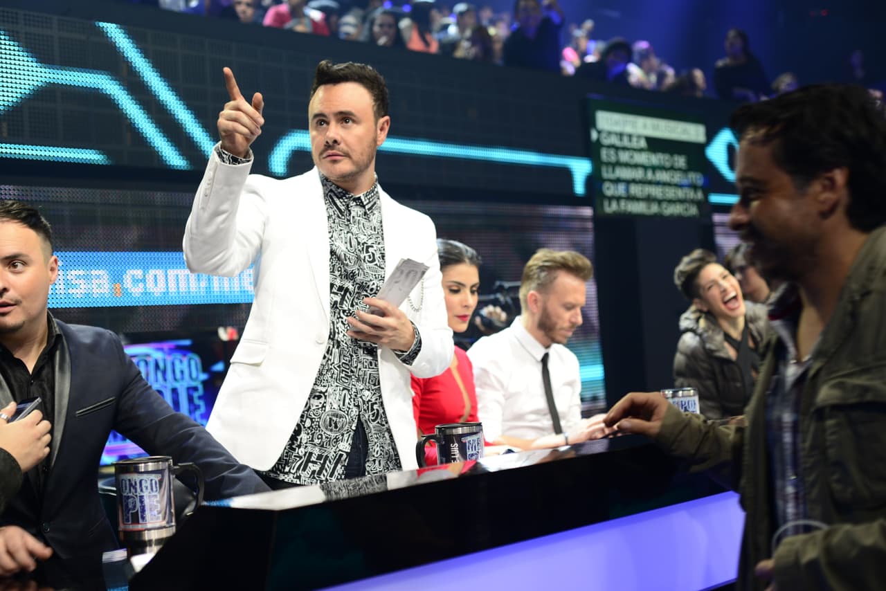 Cuando no están frente a la cámara, los famosos hacen de todo, lo malo es que no se dan cuenta que nuestra cámara indiscreta anda alerta y los está viendo. Así fue como captamos a jueces y capitanes en el detrás de cámaras.