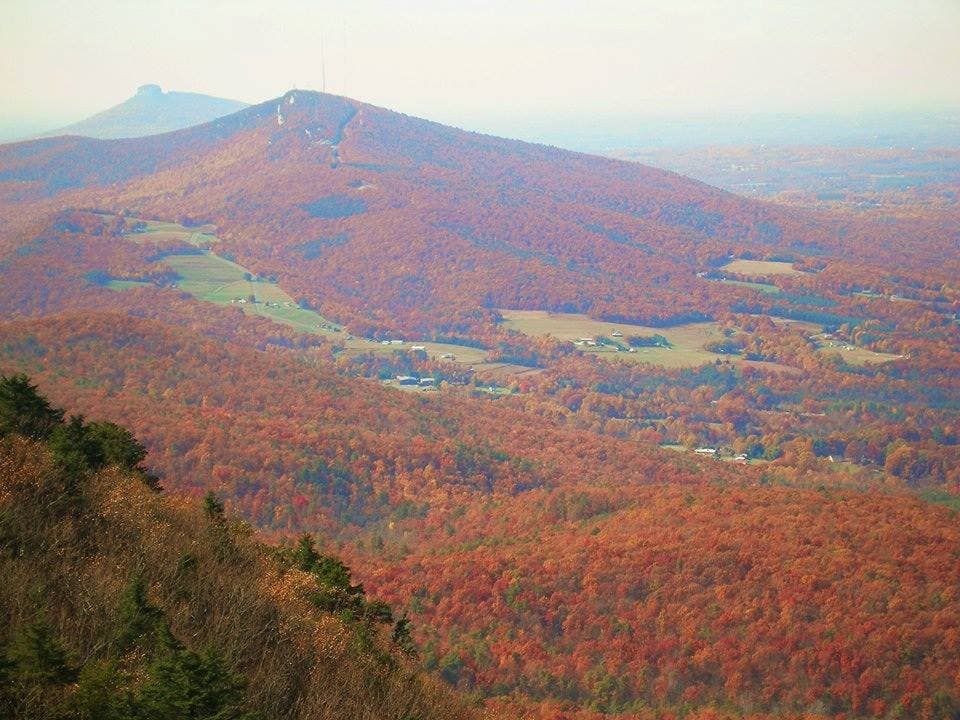 <b>Hanging Rock State Park (Moore’s Knob Trail)</b>: Hanging Rock, la atracción principal del parque, se asemeja a un hormiguero en un brillante fin de semana de otoño, pero eso se debe a que el sendero de una milla de largo hasta la cima lo hace muy accesible. Esto es comprensible considerando las excelentes vistas de 360 desde la cima. Pero si inviertes un poco más sudor obtendrás esas mismas vistas del Blue Ridge al oeste, Winston-Salem al sur, al interior del Piedmont al este y al Bosque Nacional George Washington de Virginia al norte, todo desde lo alto de Moore’s Knob.