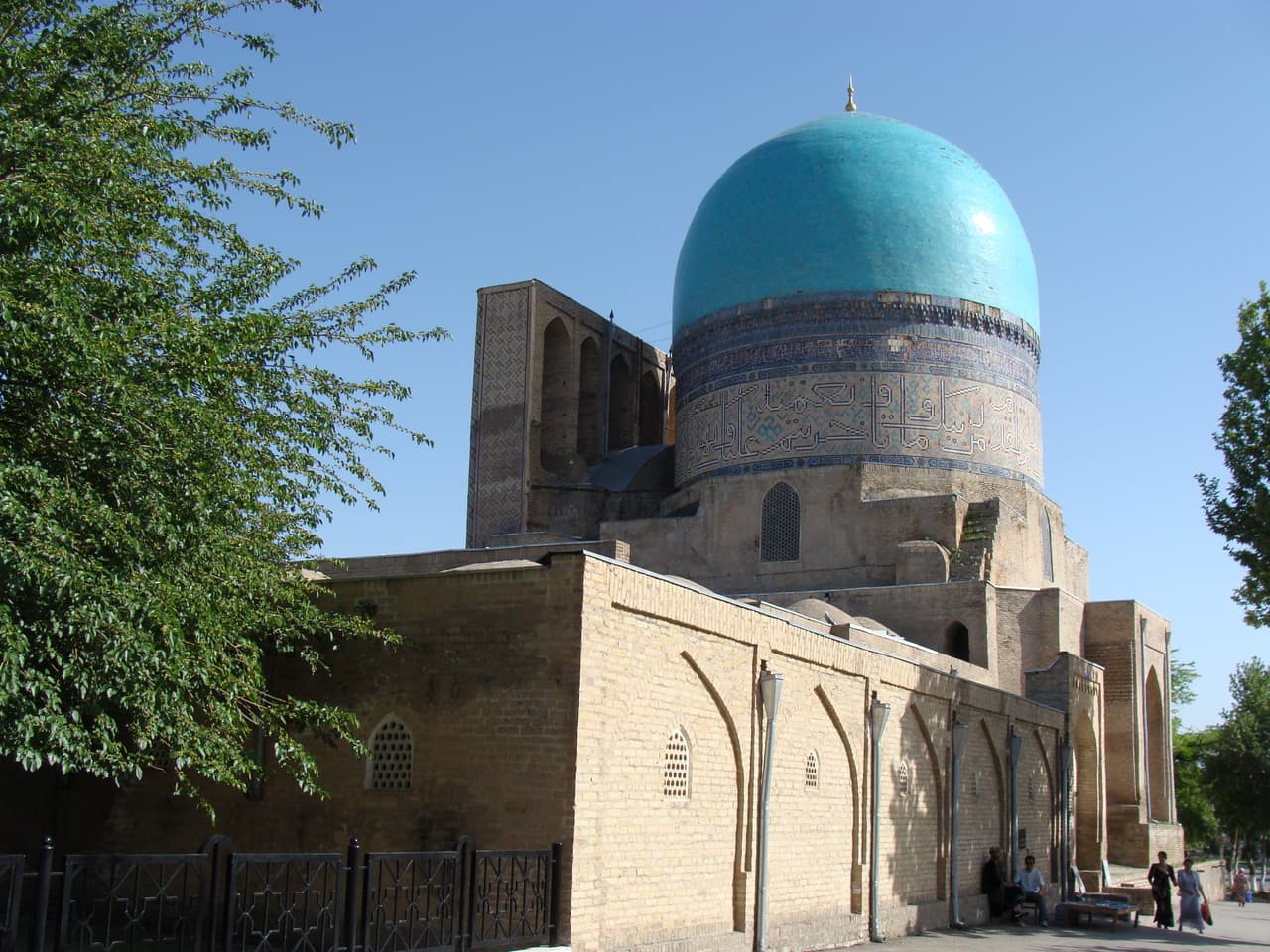 <b>Uzbekistán </b>
<br>
<br>
<b>Centro histórico de Shakhrisyabz</b>
<br>
<br>“Es necesario desarrollar un plan integral de conservación y manejo para asegurar la protección a largo plazo de este patrimonio”, 
<a href="https://whc.unesco.org/en/list/885"><u>se lee en el informe de la UNESCO</u></a>.