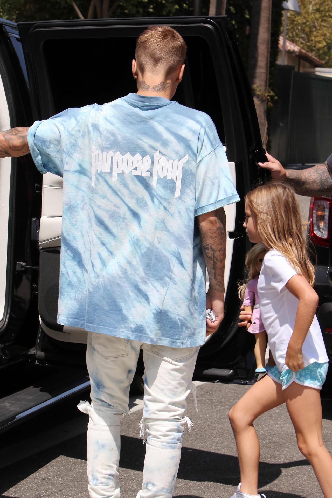 Como todo un caballero, Justin le abrió la puerta a su hermanita.