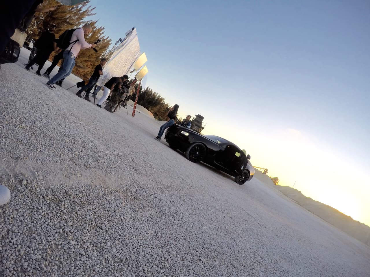 Otra escena de 'Otra cosa', con auto deportivo como elemento del decorado.