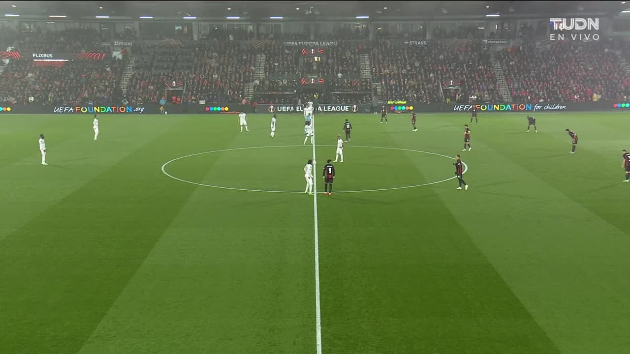Arranca el partido y la pelota está en juego.