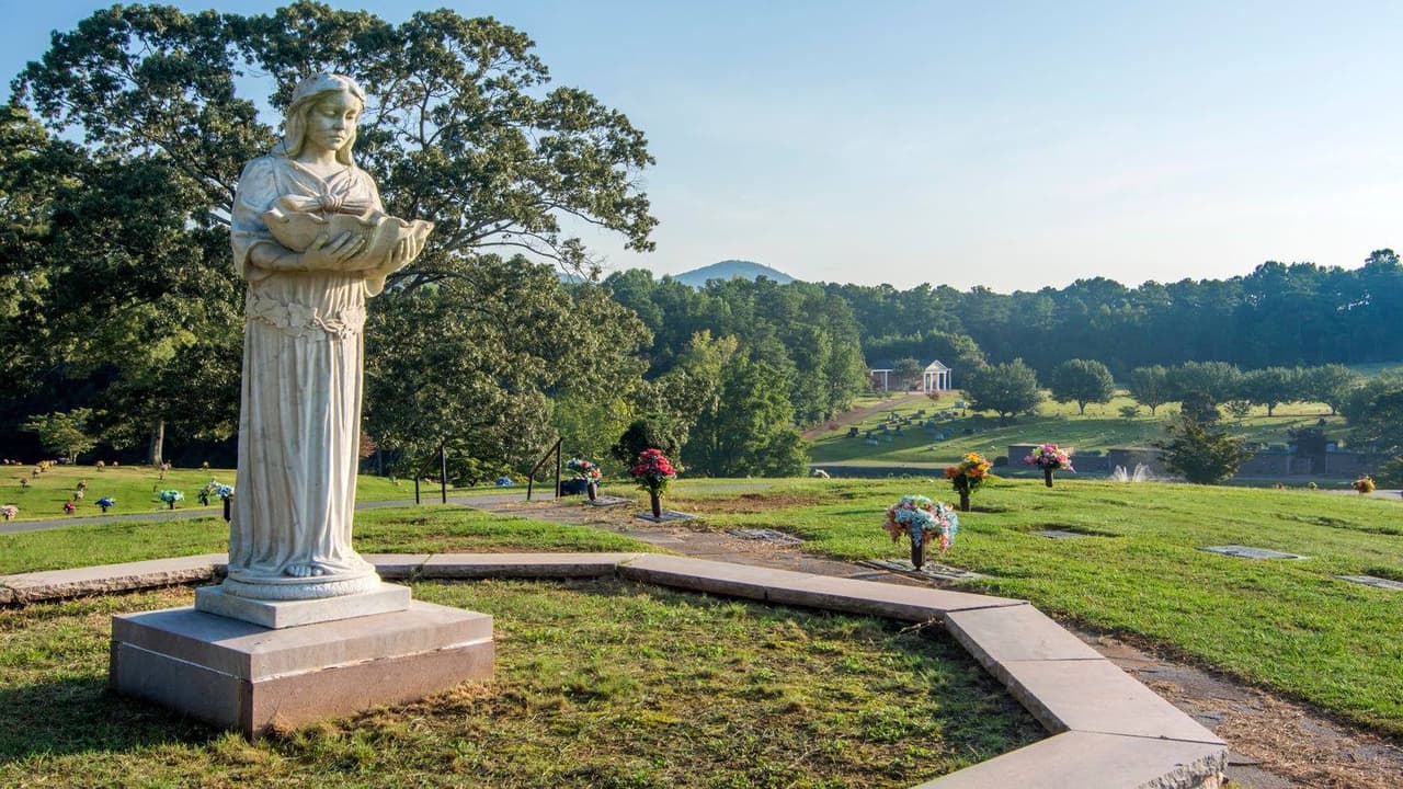 <b>Marietta Cemetery (Marietta)</b>: Si visitas el cementerio frente a la escuela secundaria, es posible que te sorprendas. Se han producido avistamientos dentro de los terrenos del cementerio, incluido el de un niño pequeño, sin zapatos, que deambula llorando por los terrenos. De repente desaparece si te acercas demasiado, según cuenta la leyenda.