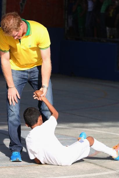 Las historias de estos niños, marcadas por las drogas y el abandono, hicieron que el cuarto en la línea de sucesión al trono británico se conmoviera hasta las lágrimas.