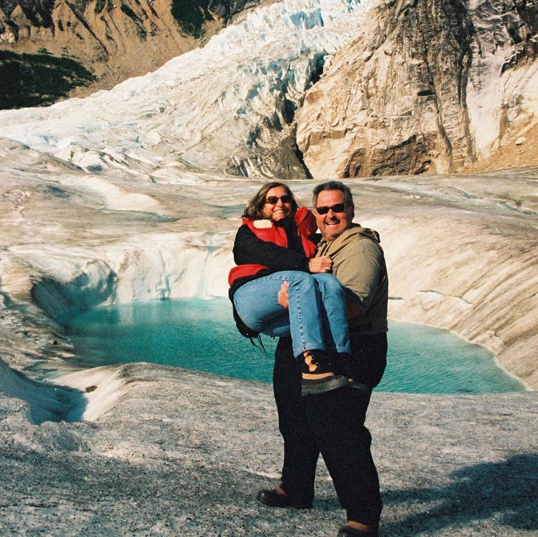 Además de los viajes a lugares remotos, la diversión ha sido clave en su relación y esta imagen en los glaciares lo comprueba.