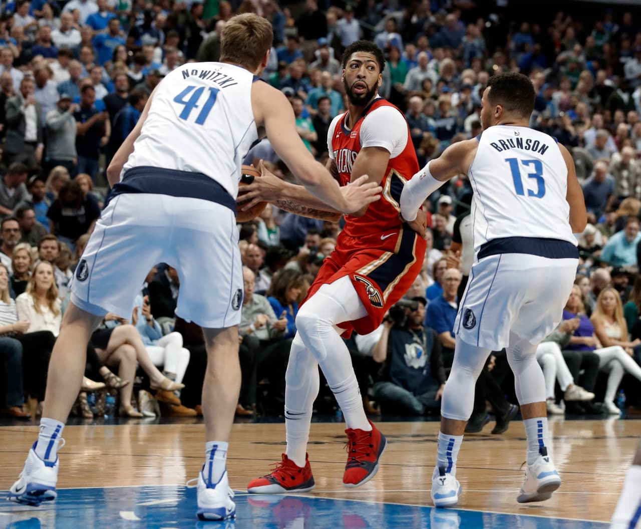 Nowitzki recibió un pase de Luka Doncic y retrocedió un paso para abrirse un espacio ante la marca de Kenrich Williams de los Pelicans, antes de encestar un tiro girando a la altura del círculo de los tiros libres restando 8:35 en el primer cuarto.