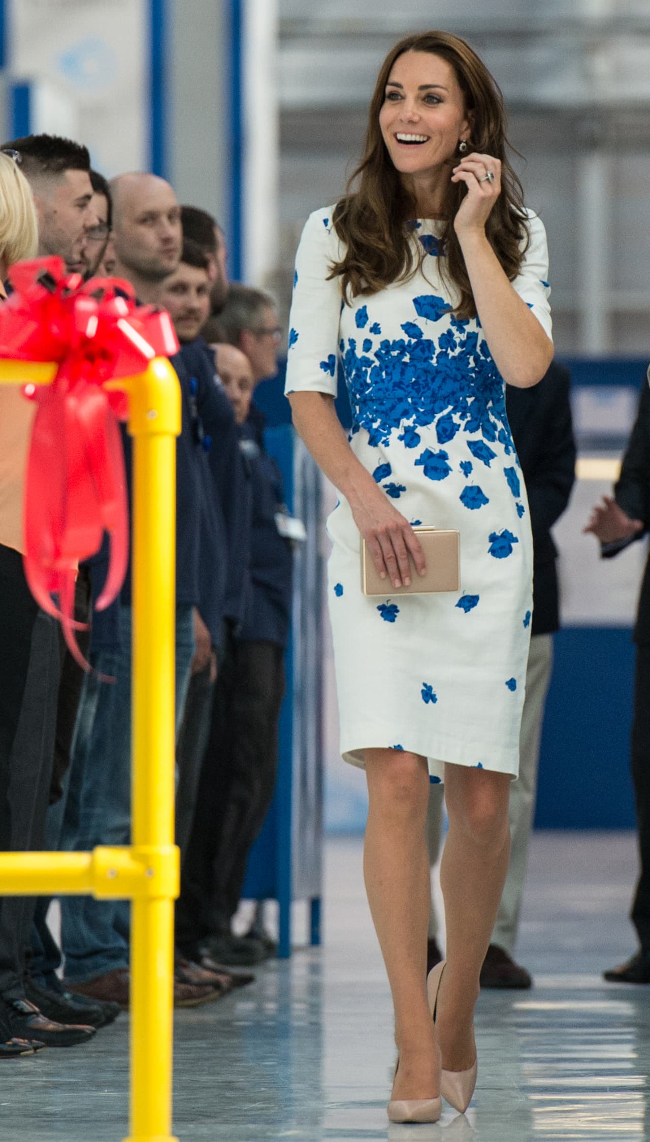 De nuevo la firma L.K. Bennett acompañó las decisiones de estilo de la Duquesa. Esta vez con un vestido blanco de manga tres cuartos y de flores azules que usó para visitar el Youthscape Center en Luton.