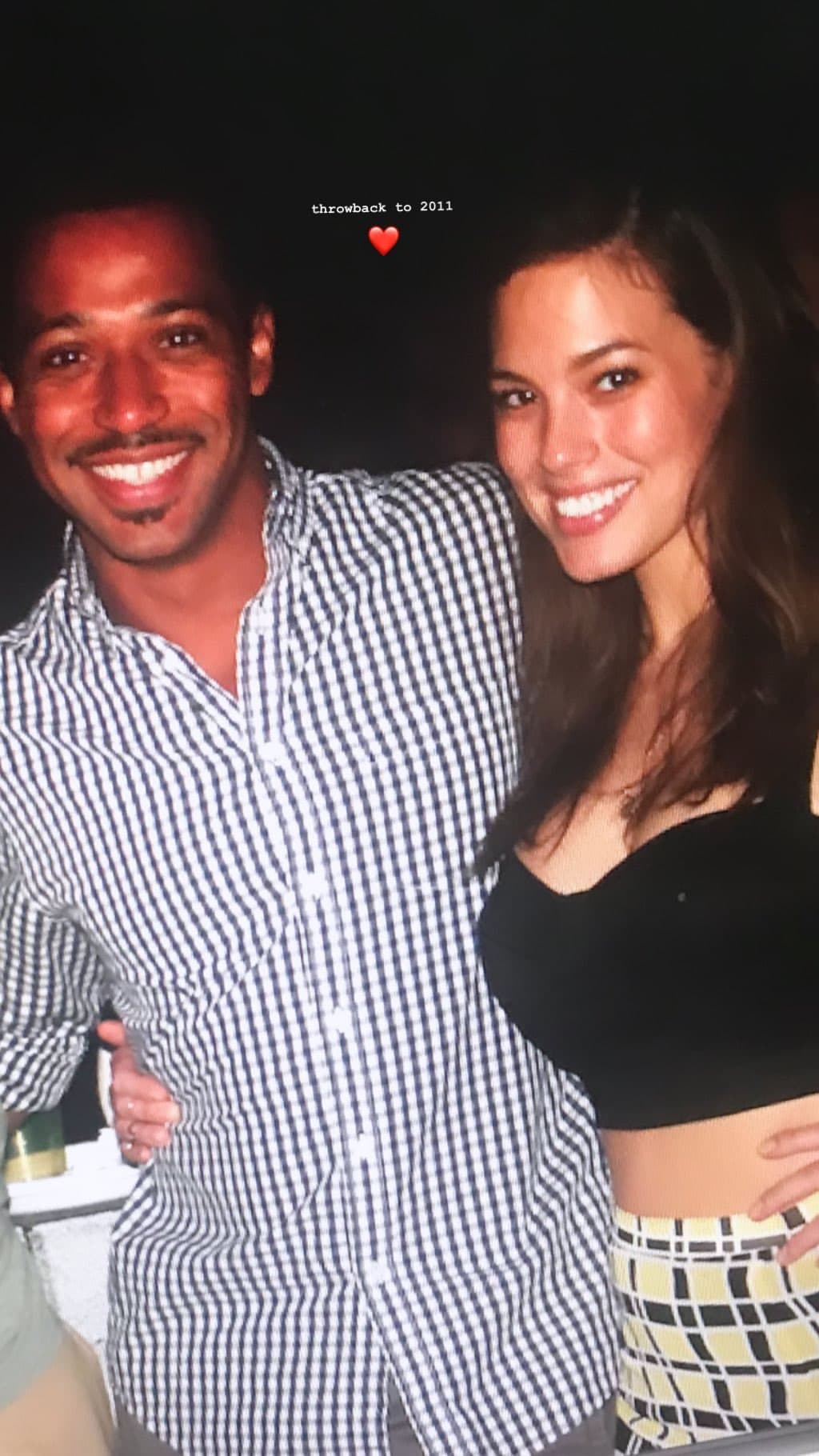 Además de la imagen donde se muestra embarazada, Ashley Graham publicó románticas fotografías junto a su esposo para celebrar el aniversario.