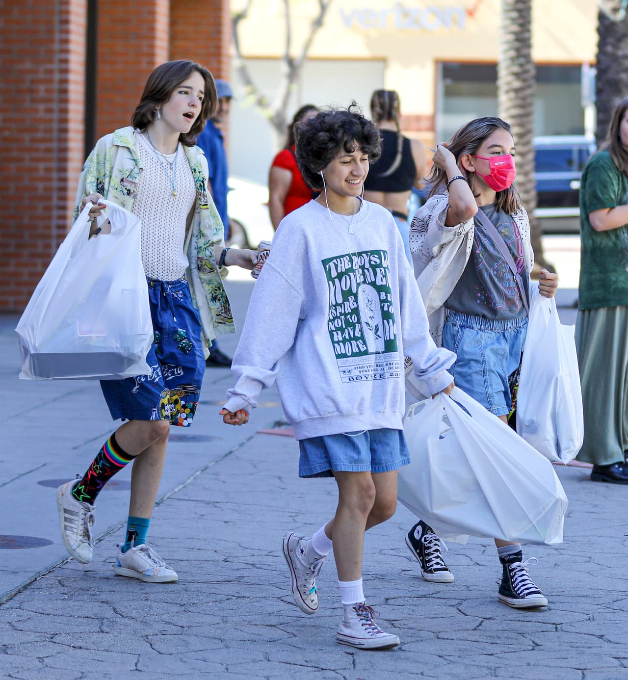 <b><a href="https://www.univision.com/famosos/jlo-ben-affleck-boda-looks-hijos-emme-seraphina-fotos" target="_blank">A Seraphina y Emme</a></b>, junto con una amiga, fueron vistas cargando bolsas de plástico llenas de obsequios macabros cuando salieron de la tienda en el área de Westwood.
<br>