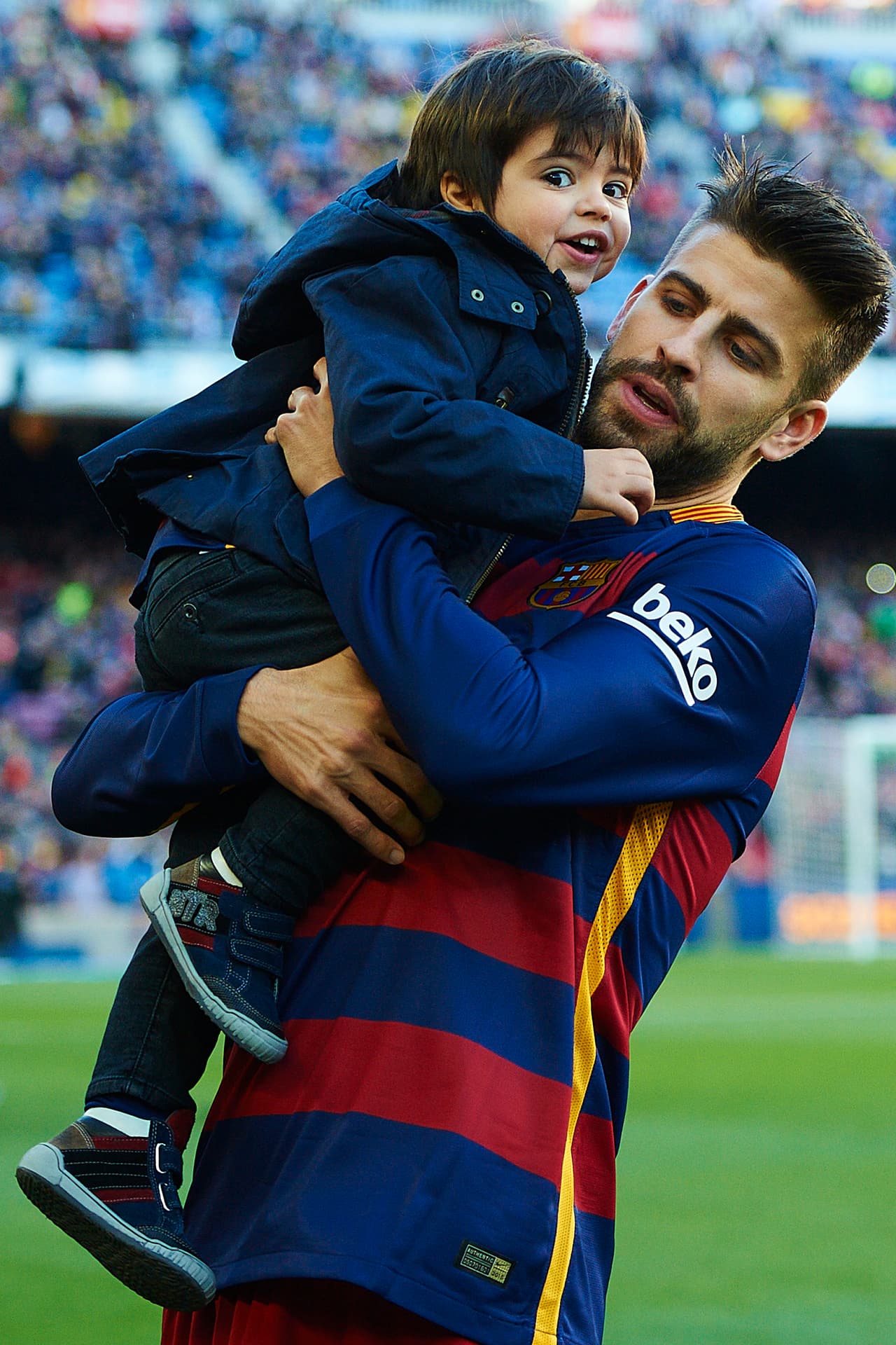 A Milan le encanta que su papá lo cargue.