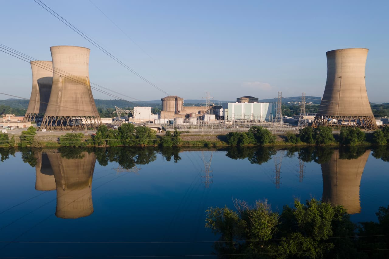 Estados Unidos está reactivando centrales nucleares cerradas para satisfacer la demanda de electricidad ocasionada por la IA