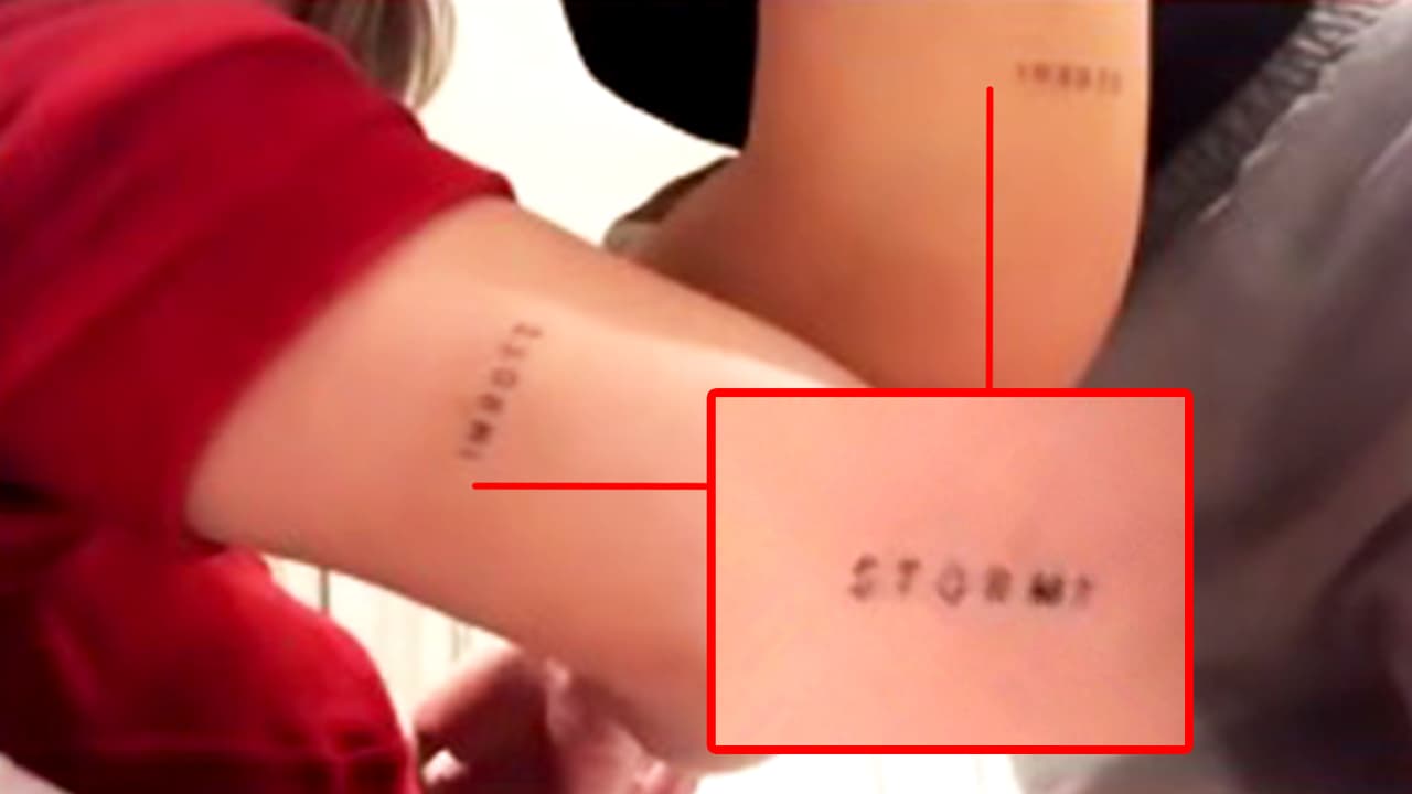 En la publicación, las jóvenes de 21 años aparecen riéndose mientras muestran la parte posterior de sus brazos en donde se alcanzan a notar los tatuajes.
<br>