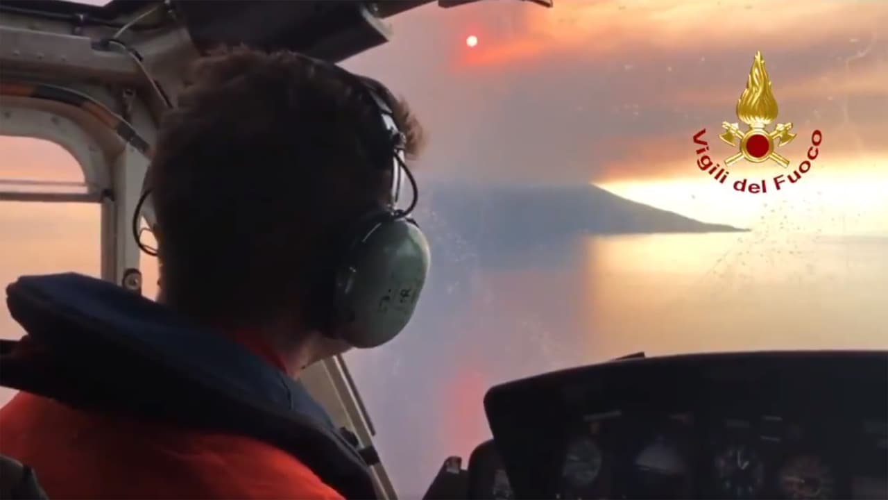 Al lugar han llegado dos aeronaves Canadair para apagar los incendios locales y un helicóptero para ayudar a algunos excursionistas en apuros, informaron los bomberos en sus redes sociales.
