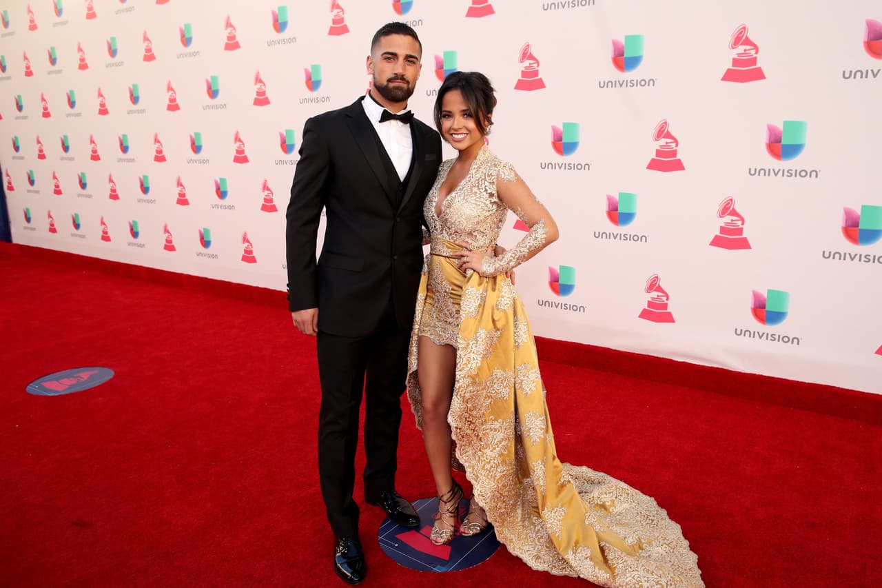 Más enamorados que nunca están la cantante de reggaeton
<a href="https://www.univision.com/musica/chiquis-ana-barbara-y-gomita-hicieron-el-anitta-challenge" target="_blank">Becky G</a> y el futbolista Sebastian Lletget, la intérprete de ‘Sin Pijama’ compartió en su Instagram una historia donde se le ve muy feliz.