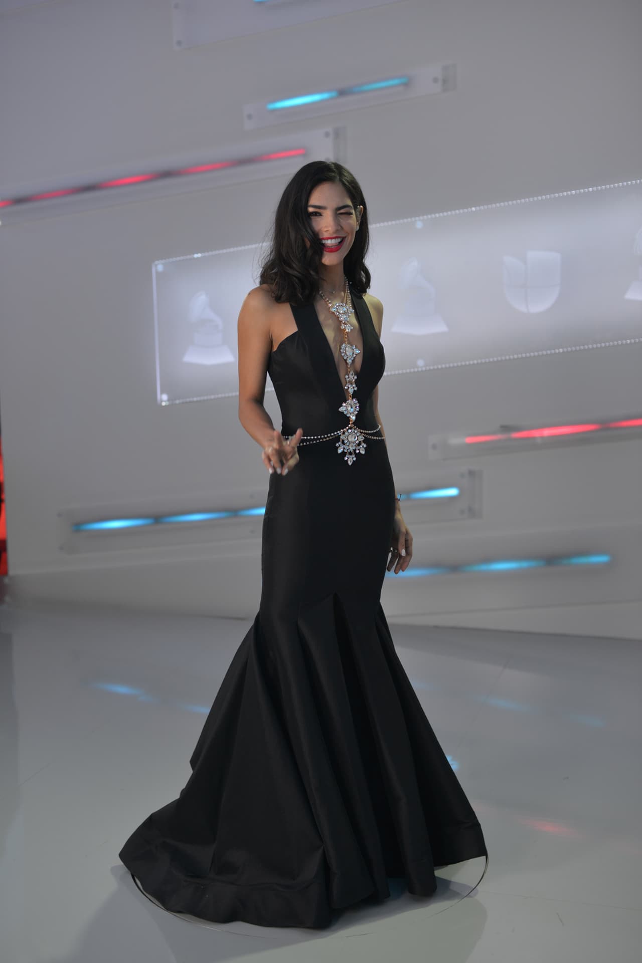 Un vistazo al look completo de Ale Espinoza en 360 grados.