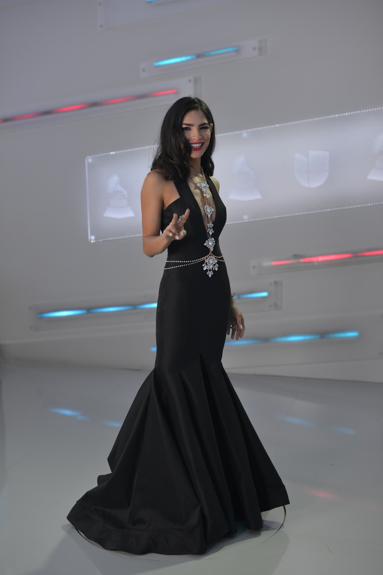 Un vistazo al look completo de Ale Espinoza en 360 grados.