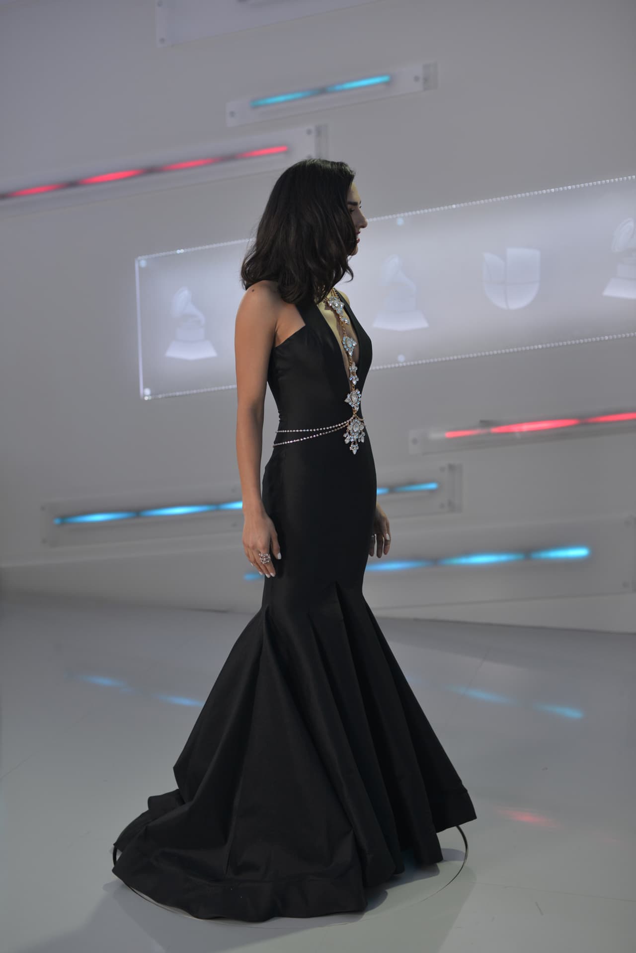 Un vistazo al look completo de Ale Espinoza en 360 grados.