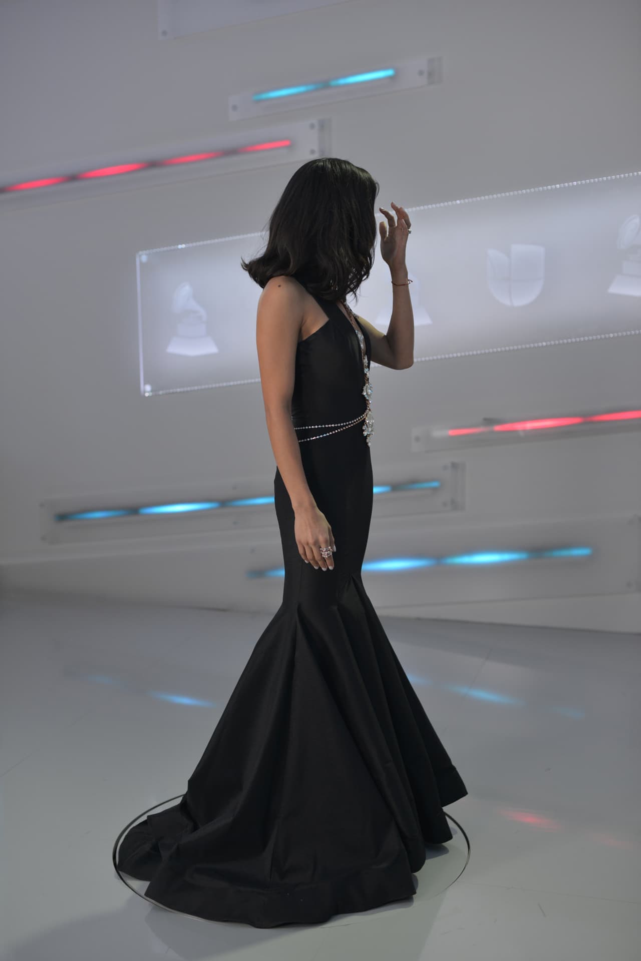 Un vistazo al look completo de Ale Espinoza en 360 grados.