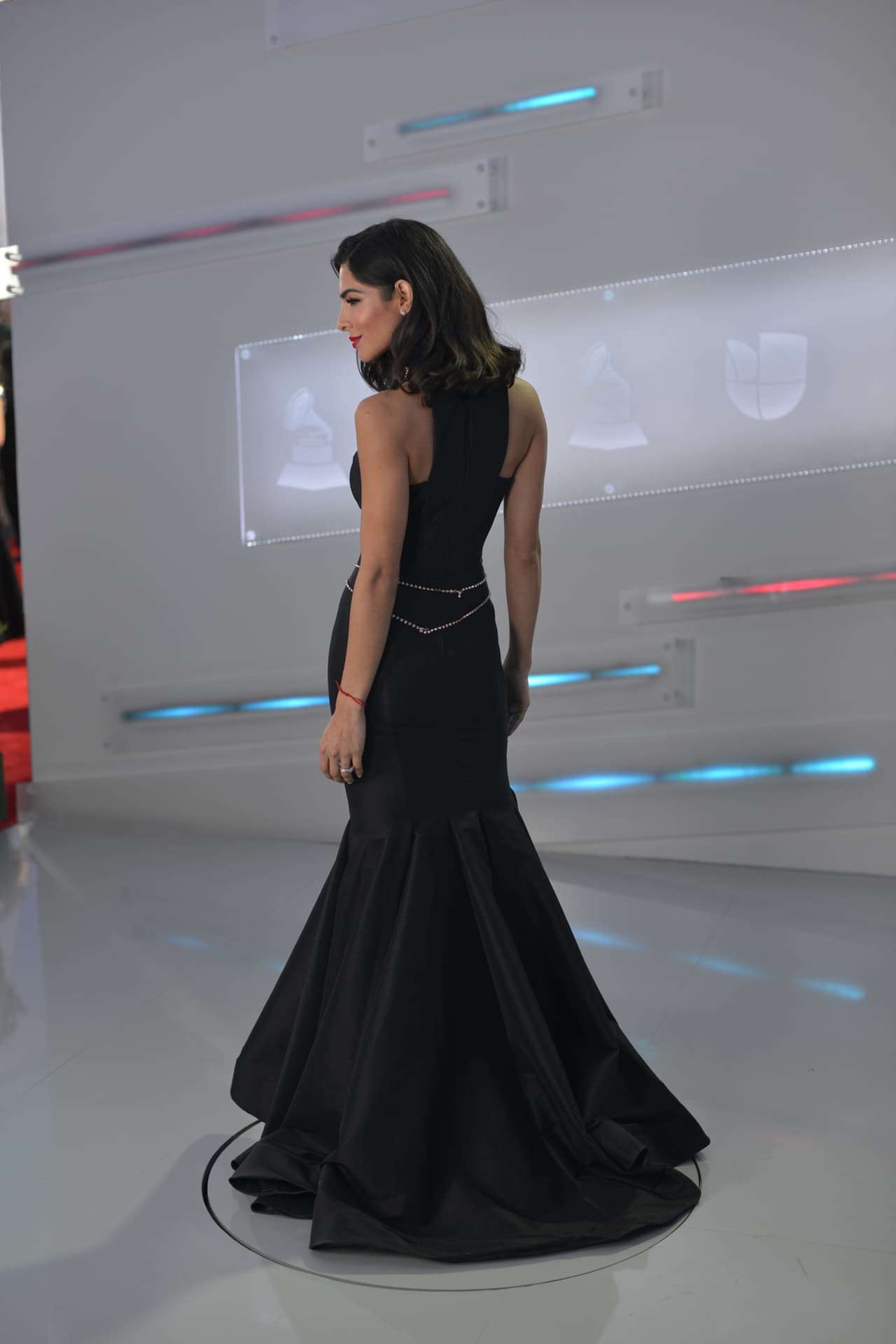 Un vistazo al look completo de Ale Espinoza en 360 grados.