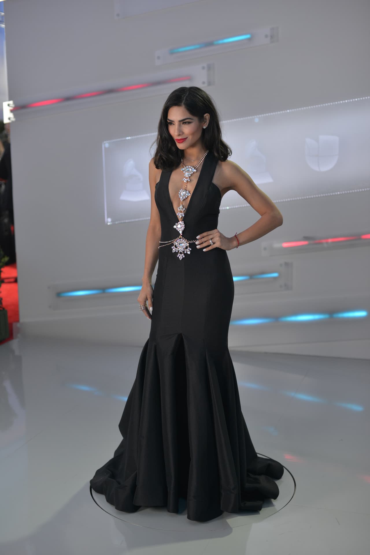 Un vistazo al look completo de Ale Espinoza en 360 grados.