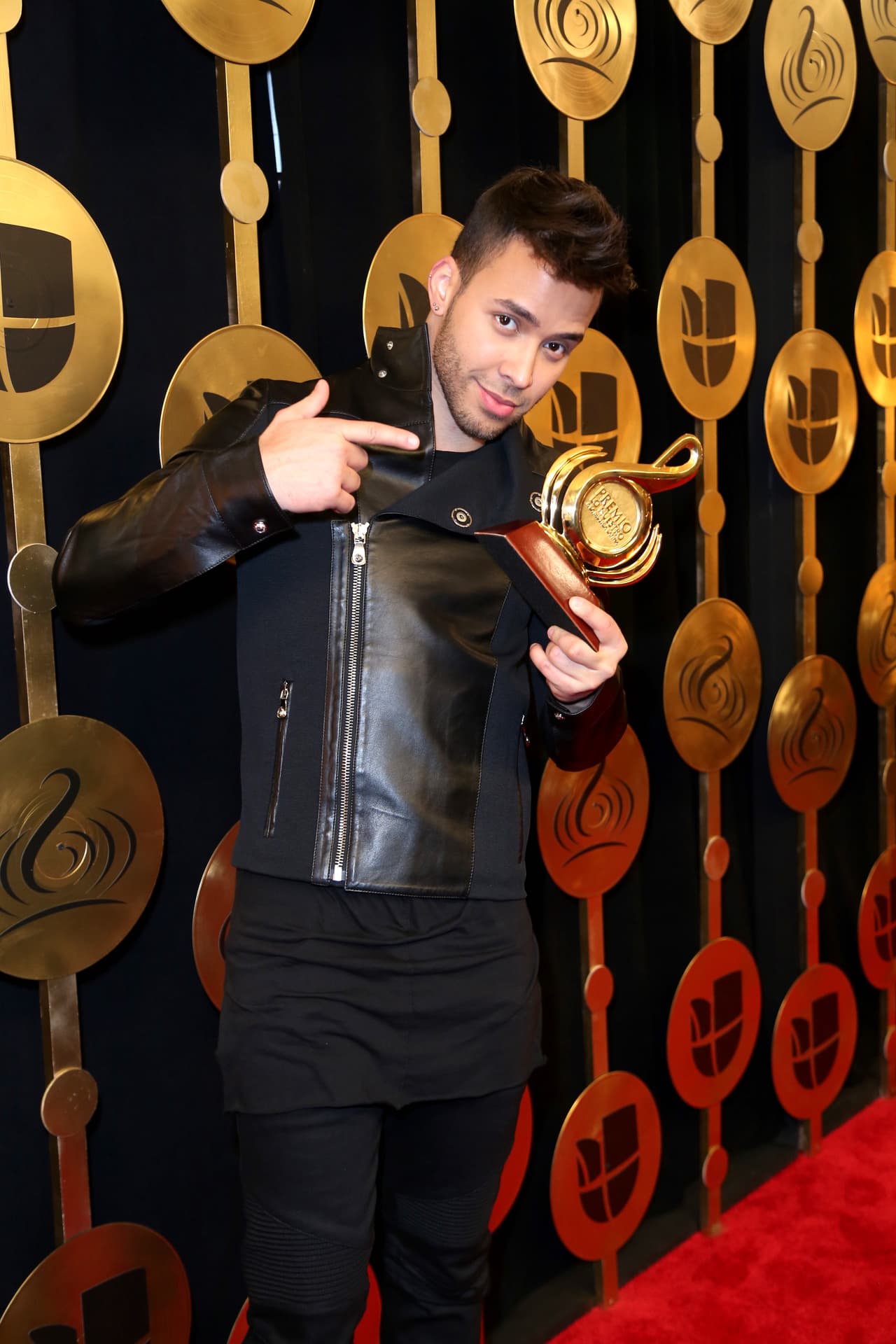 El príncipe de la bachata Prince Royce fue reconocido como artista del año de música tropical.