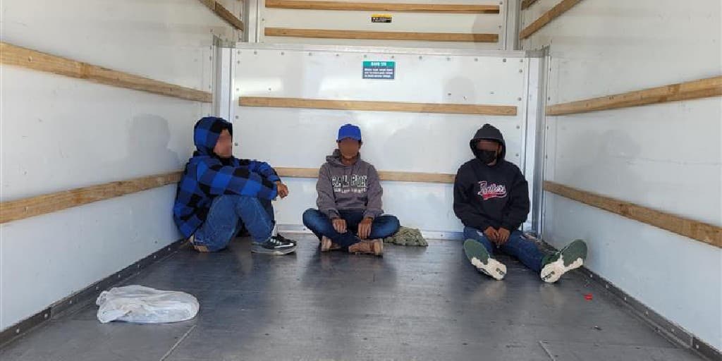 Dos ciudadanos estadounidenses enfrentan cargos criminales después de que los agentes de la estación Willcox descubrieran a tres inmigrantes encerrados en un U-Haul. Un equipo canina ayudo a detectar el tráfico humano.