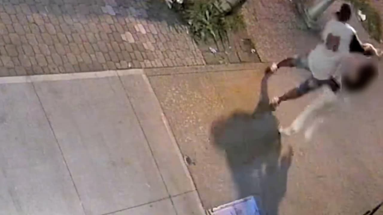 Mujer recibe brutal paliza a manos de un hombre que primero le tocó el trasero