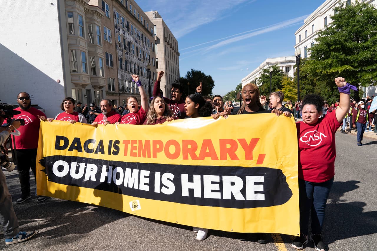 Juez celebra audiencia sobre DACA y permite que dreamers sigan renovando protecciones