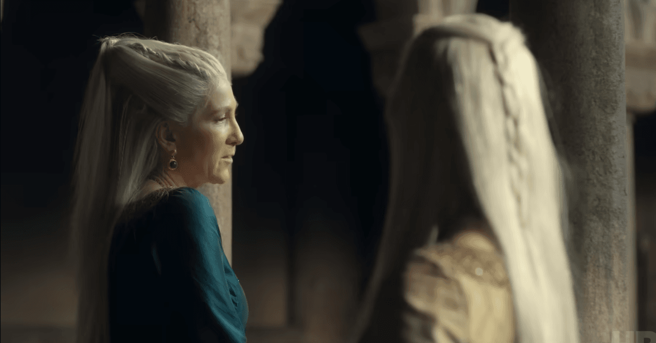 <b>Eve Best es la princesa Rhaenys Targaryen</b>
<br>
<br>Del otro lado de la familia encontramos a la prima del rey, quien se distinguió por llevar un peinado alto y con las características trenzas de los Targaryen. 
<br>