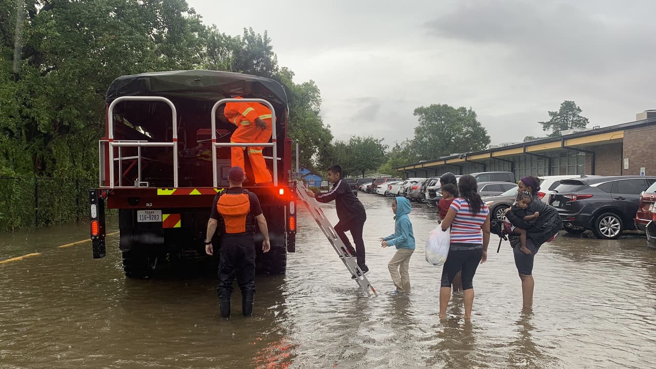 Departamento de Bomberos de Houston realiza rescates de familias