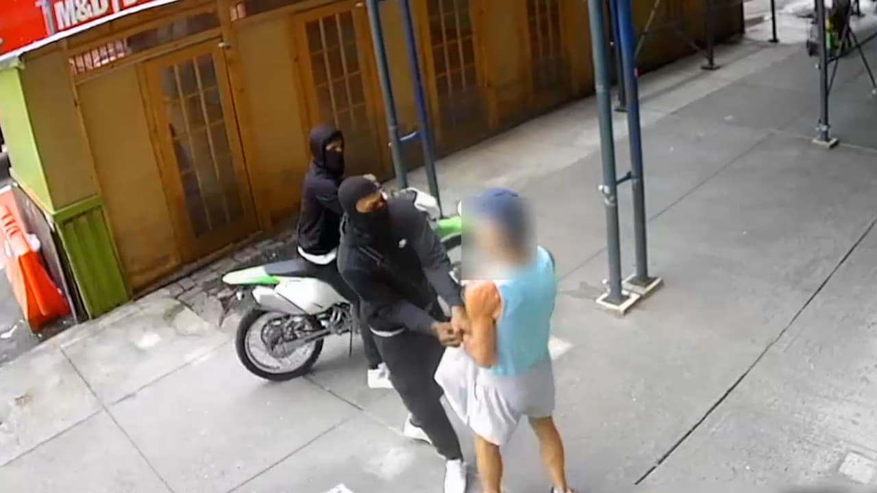 Ladrones en moto le arrancan a un hombre su Rolex de $12,000 en NY